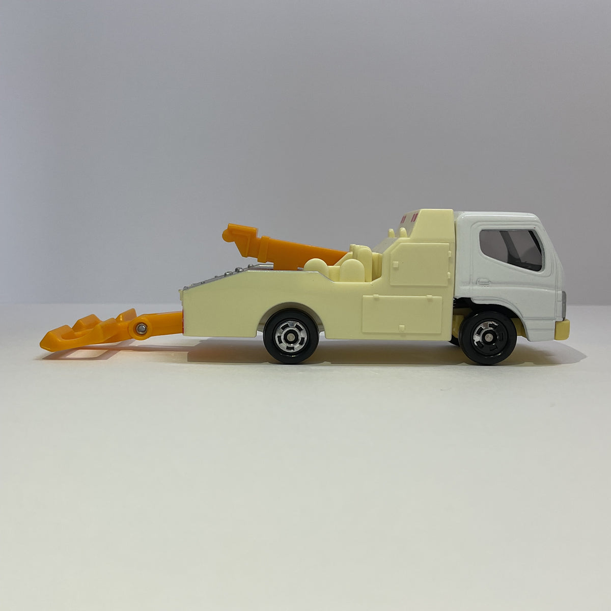 2004 Takara Tomy Tomica No.2 Mitsubishi Fuso Canter Tow Truck