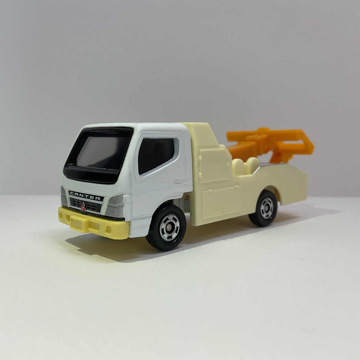 2004 Takara Tomy Tomica No.2 Mitsubishi Fuso Canter Tow Truck
