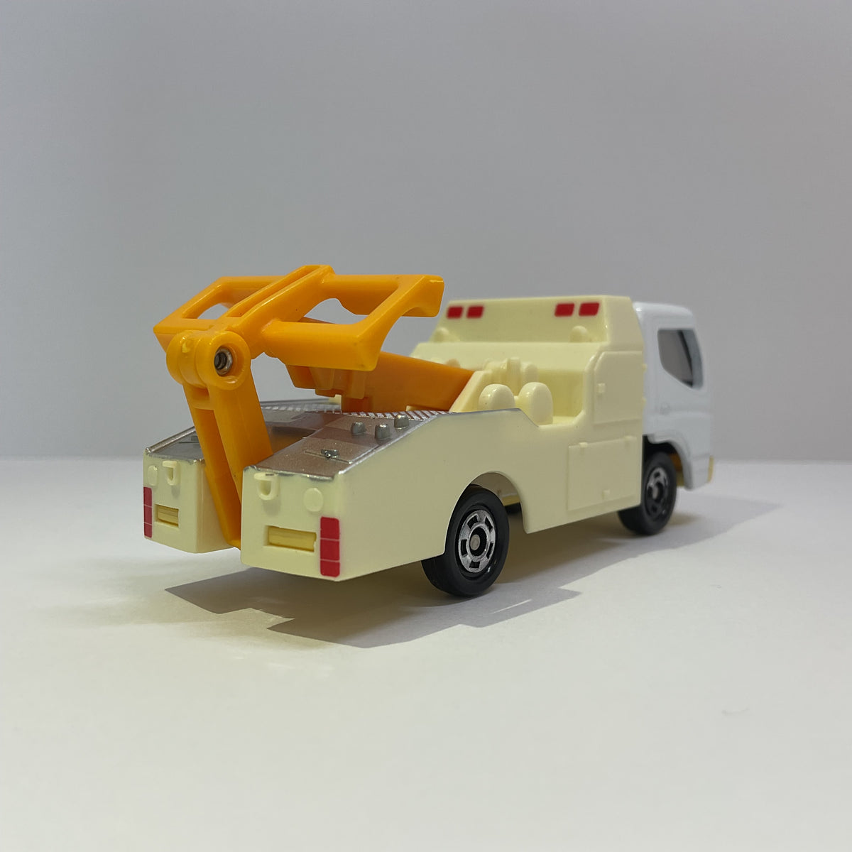 2004 Takara Tomy Tomica No.2 Mitsubishi Fuso Canter Tow Truck