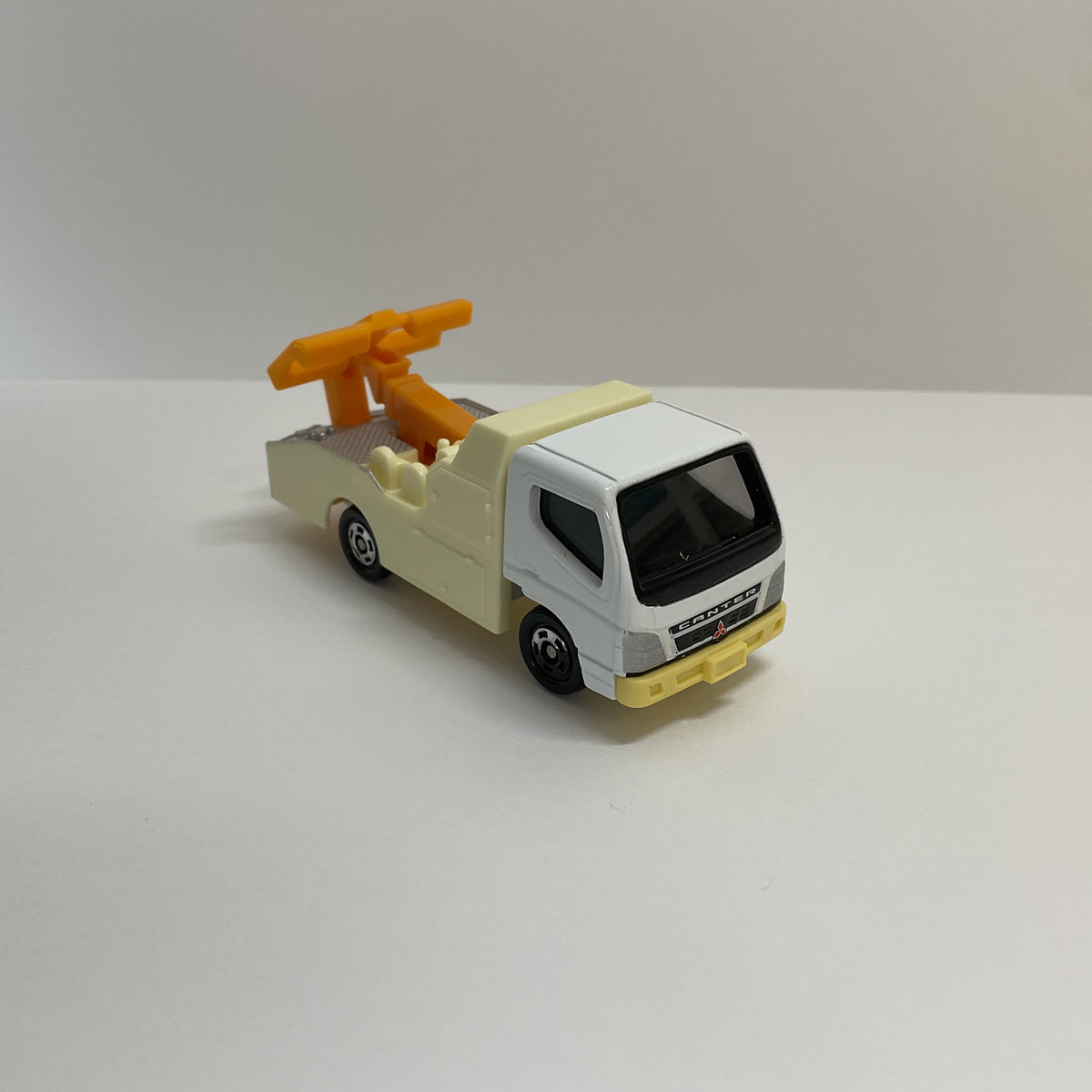 2004 Takara Tomy Tomica No.2 Mitsubishi Fuso Canter Tow Truck