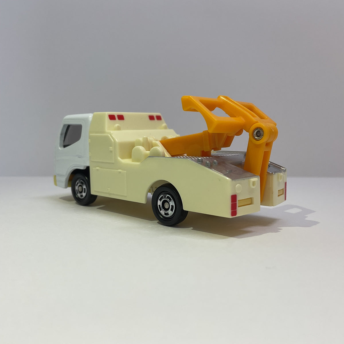 2004 Takara Tomy Tomica No.2 Mitsubishi Fuso Canter Tow Truck