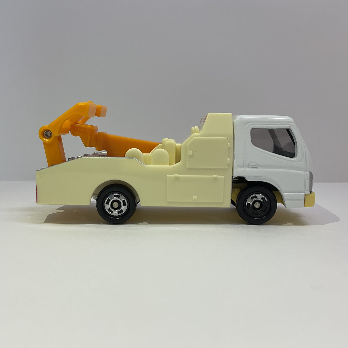 2004 Takara Tomy Tomica No.2 Mitsubishi Fuso Canter Tow Truck