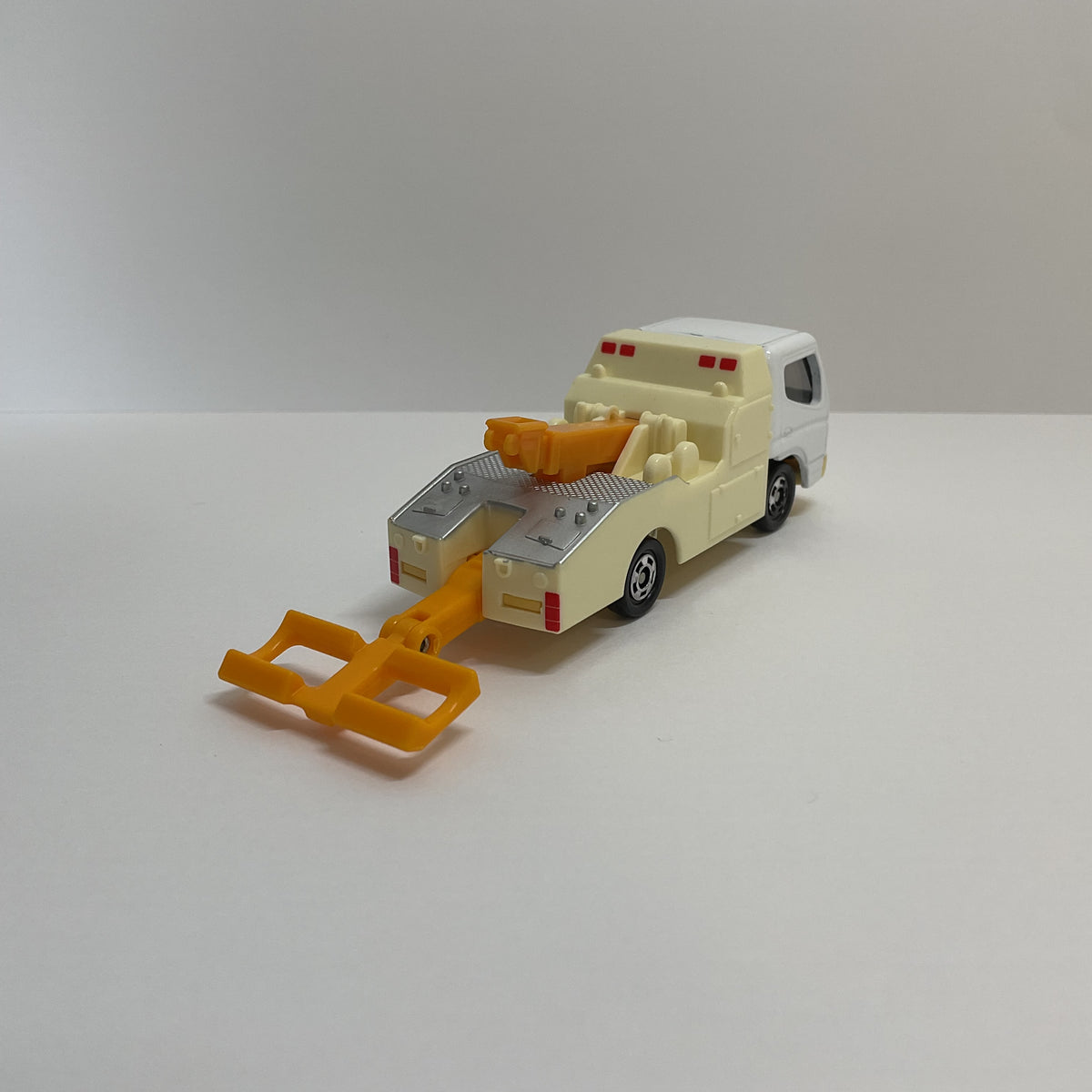 2004 Takara Tomy Tomica No.2 Mitsubishi Fuso Canter Tow Truck
